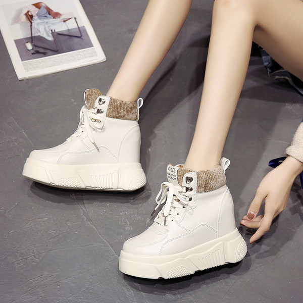 Női téli tornacipő puha béléssel és fűzős fehér és fekete színben