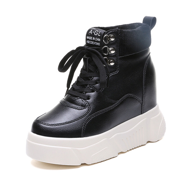 Női téli tornacipő puha béléssel és fűzős fehér és fekete színben