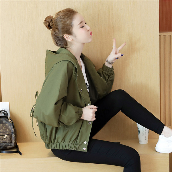 Női alkalmi rövid kabát gumírozással több színben