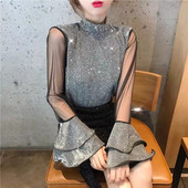 Stílusos női blúz pecsét ujjakkal és fényes hatással