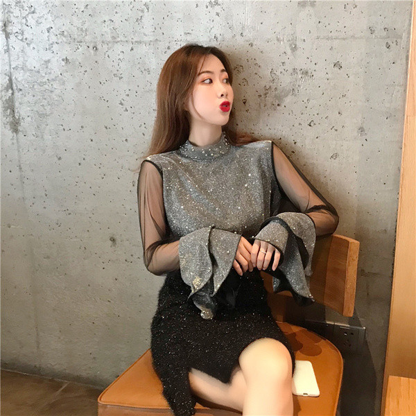 Stílusos női blúz pecsét ujjakkal és fényes hatással