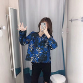 Rövid tavaszi-őszi női kabát kék színben, virágmintával