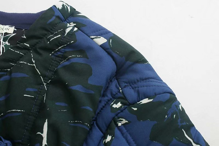 Rövid tavaszi-őszi női kabát kék színben, virágmintával