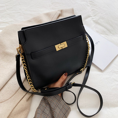 Eko bőrből készült stílusos női táska lánccal és fém csattal