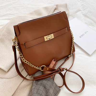 Eko bőrből készült stílusos női táska lánccal és fém csattal