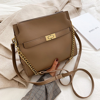 Eko bőrből készült stílusos női táska lánccal és fém csattal