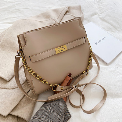 Eko bőrből készült stílusos női táska lánccal és fém csattal