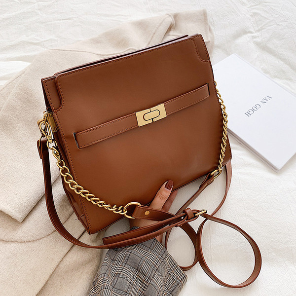 Eko bőrből készült stílusos női táska lánccal és fém csattal