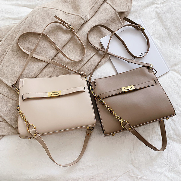 Eko bőrből készült stílusos női táska lánccal és fém csattal