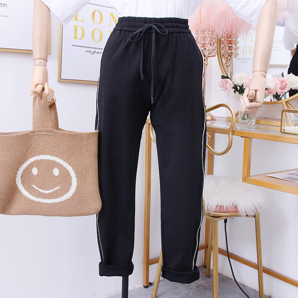 Női sportnadrág új modellje fekete szegéllyel