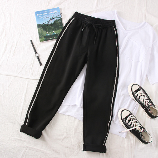 Női sportnadrág új modellje fekete szegéllyel