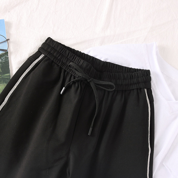 Női sportnadrág új modellje fekete szegéllyel