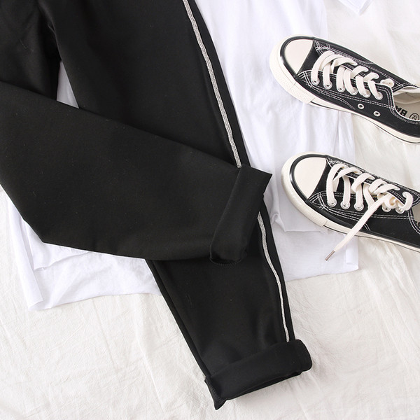 Női sportnadrág új modellje fekete szegéllyel