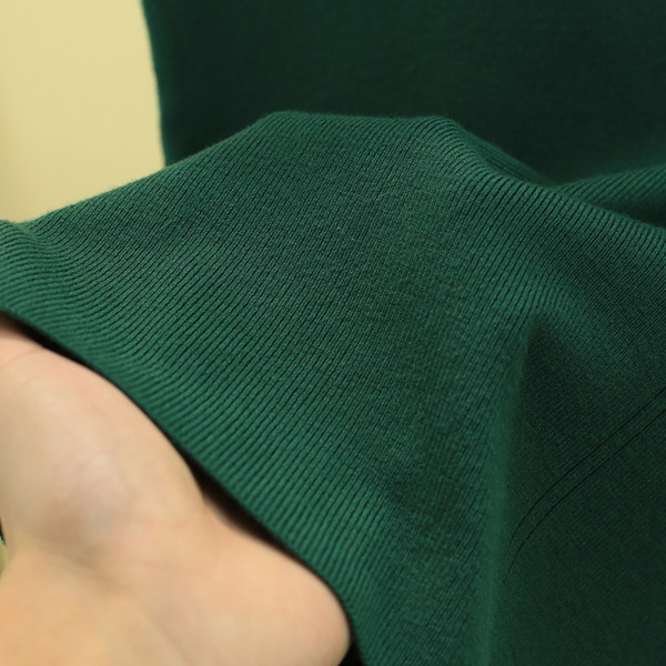 Vékony kötésből készült stílusos női felső gallérral, több színben