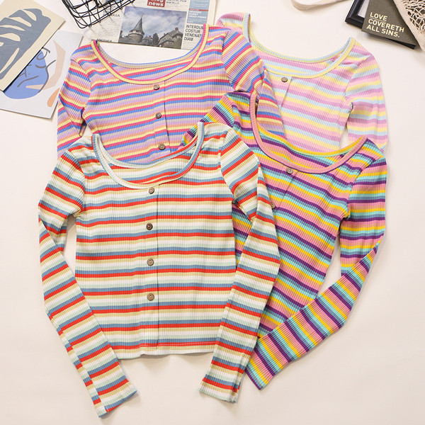 Bluză de damă în dungi cu decolteu O și nasturi în mai multe culori