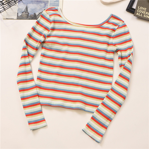 Bluză de damă în dungi cu decolteu O și nasturi în mai multe culori