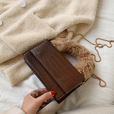 Stílusos női táska pehelytal és két fogantyúval