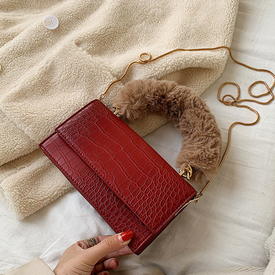 Stílusos női táska pehelytal és két fogantyúval