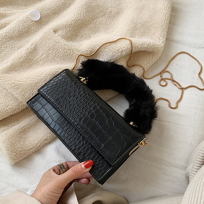 Stílusos női táska pehelytal és két fogantyúval