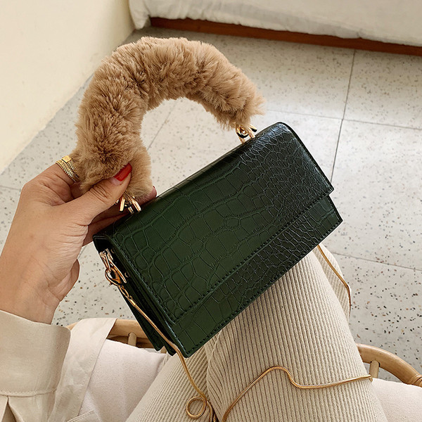 Stílusos női táska pehelytal és két fogantyúval