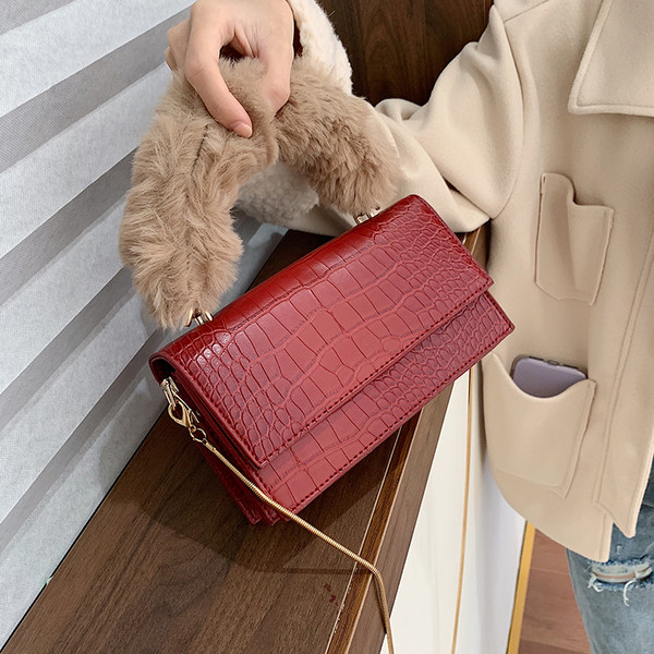 Stílusos női táska pehelytal és két fogantyúval