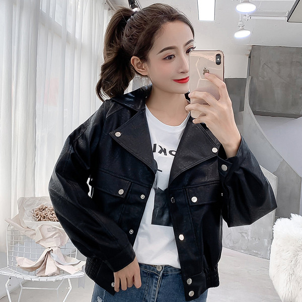 Modern női rövid kabát eko bőrből fekete és piros színben