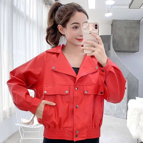 Modern női rövid kabát eko bőrből fekete és piros színben