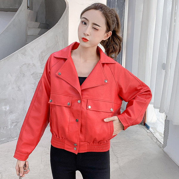 Modern női rövid kabát eko bőrből fekete és piros színben