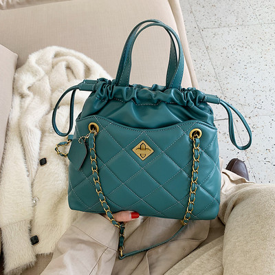 Női bőr táska fém elemmel és lánccal