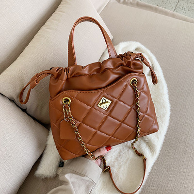 Női bőr táska fém elemmel és lánccal