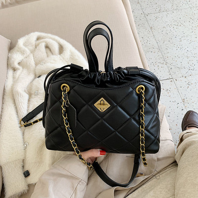 Női bőr táska fém elemmel és lánccal