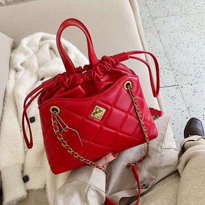 Női bőr táska fém elemmel és lánccal