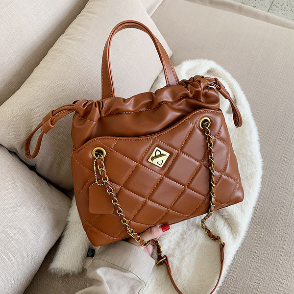 Női bőr táska fém elemmel és lánccal