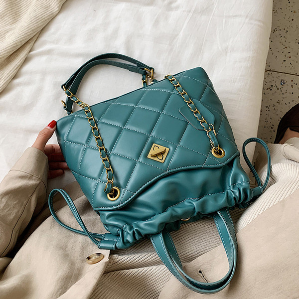 Női bőr táska fém elemmel és lánccal