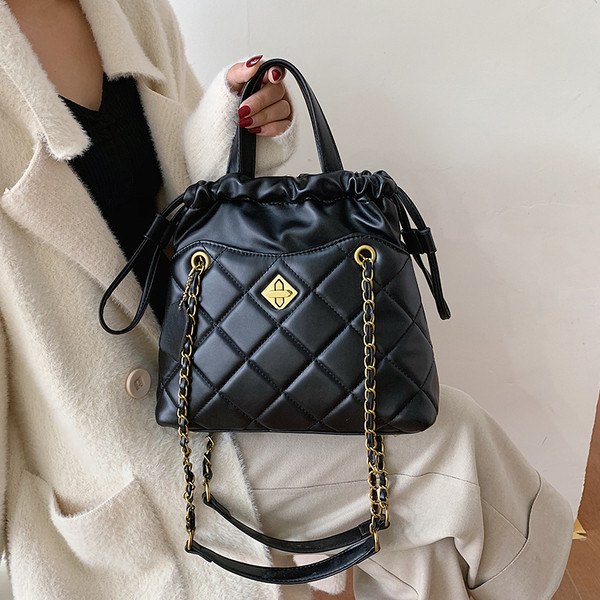 Női bőr táska fém elemmel és lánccal