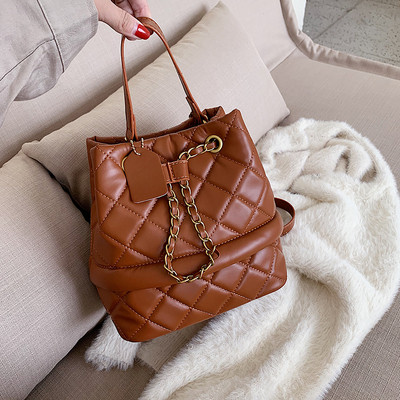 Eko bőrből készült modern női táska fém lánccal