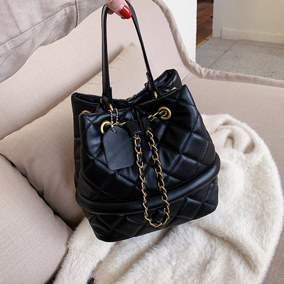 Eko bőrből készült modern női táska fém lánccal