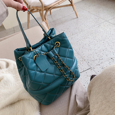 Eko bőrből készült modern női táska fém lánccal