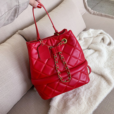 Eko bőrből készült modern női táska fém lánccal