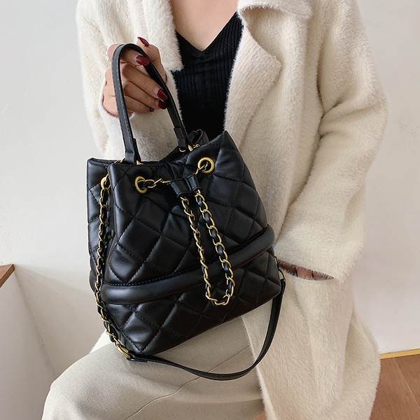 Eko bőrből készült modern női táska fém lánccal