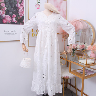 Modern női ruha spitz nyakkivágással - több színben szabott modell