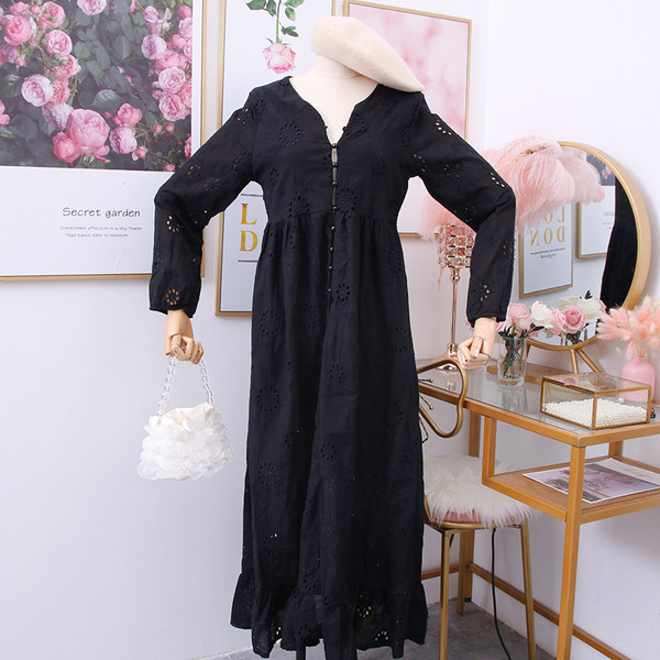 Modern női ruha spitz nyakkivágással - több színben szabott modell