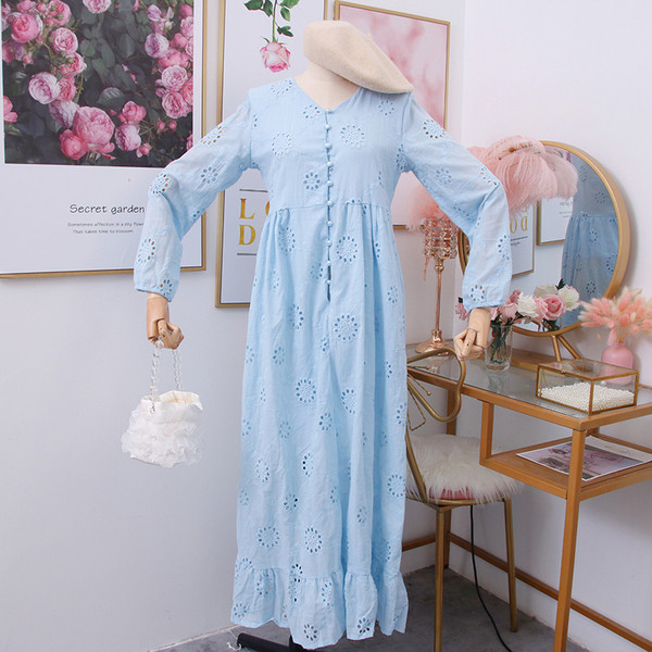 Modern női ruha spitz nyakkivágással - több színben szabott modell