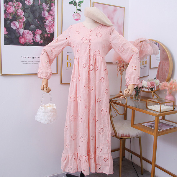 Modern női ruha spitz nyakkivágással - több színben szabott modell