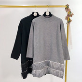 Női hosszú kötött ruha félmagas gallérral, rojtokkal és gyöngyökkel