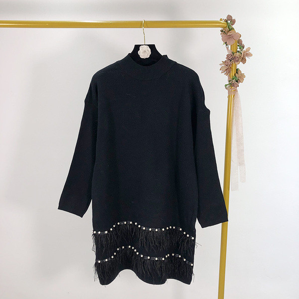 Női hosszú kötött ruha félmagas gallérral, rojtokkal és gyöngyökkel