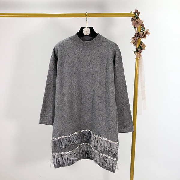 Női hosszú kötött ruha félmagas gallérral, rojtokkal és gyöngyökkel