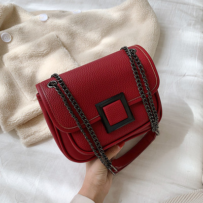 Modern női táska lánccal és fém csattal három színben