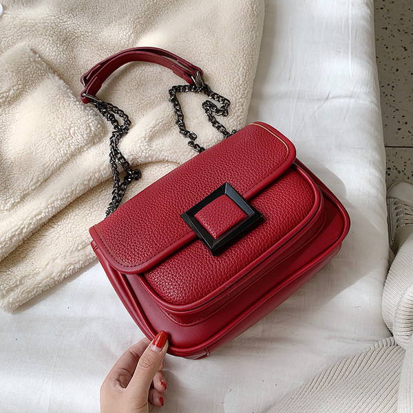 Modern női táska lánccal és fém csattal három színben