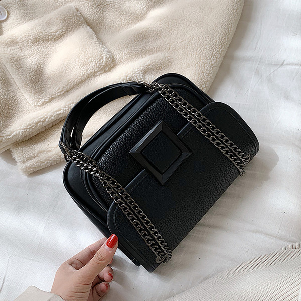 Modern női táska lánccal és fém csattal három színben